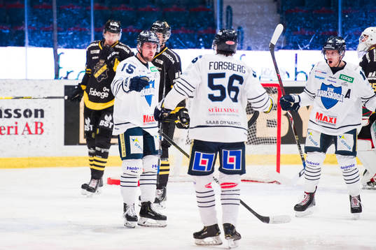 Karlskogas Gustaf Franzén jublar med lagkamrater