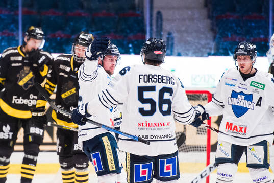 Karlskogas Gustaf Franzén jublar med lagkamrater