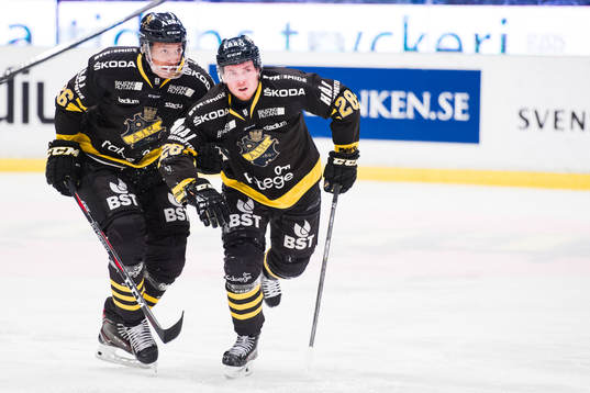 s Jesper Frödén (till höger) får hjälp av isen av