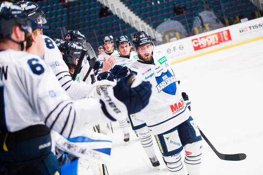 Karlskogas Victor Berglind jublar med lagkamrater