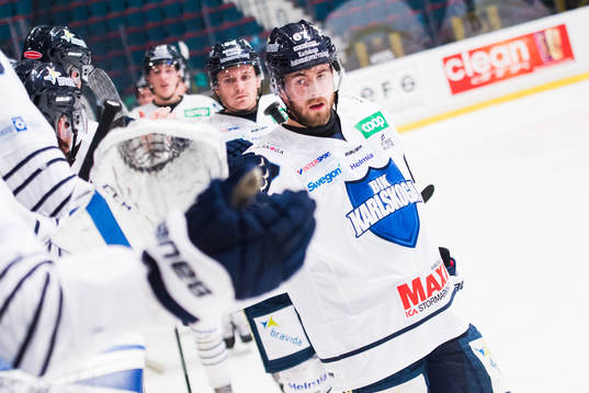 Karlskogas Victor Berglind jublar med lagkamrater