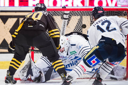 s Sam Marklund gör 6-3 bakom Karlskogas målvakt Henrik