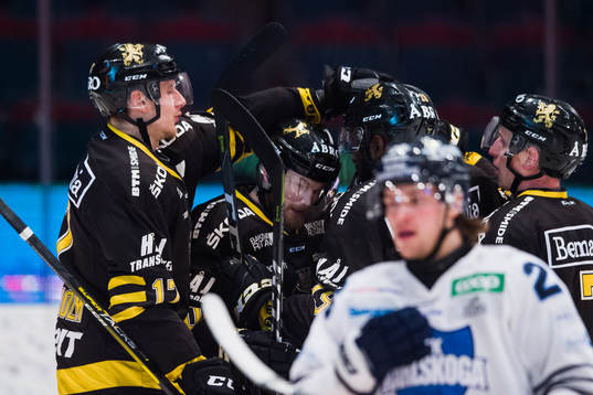 s Sam Marklund jublar med lagkamrater