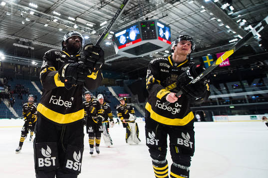 s Daniel Muzito Bagenda och Simon Fernholm jublar