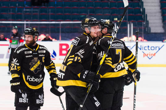 s Simon Fernholm jublar med lagkamrater