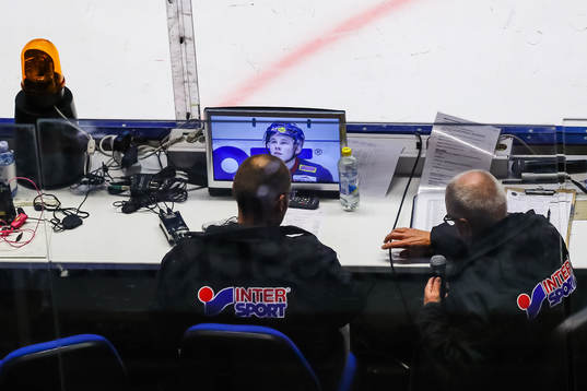 Linköpings Olle Lycksell  på en videoskärm i