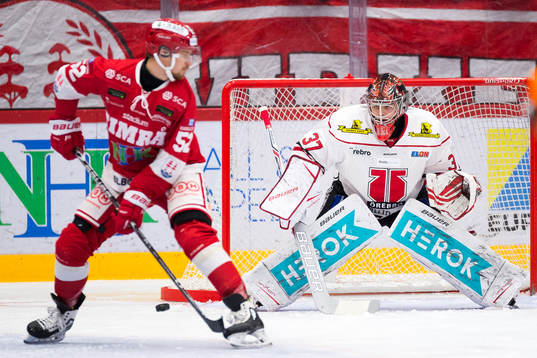 Timrås Johannes Salmonsson framför Örebros målvakt Eero