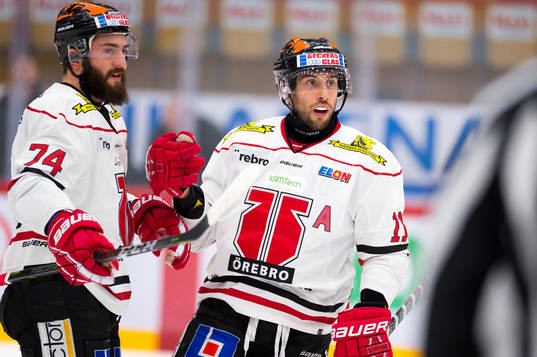 Örebros Aaron Palushaj och Nick Ebert jublar