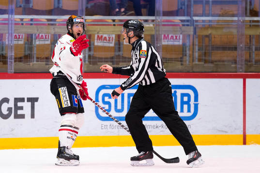 Örebros Aaron Palushaj diskuterar
