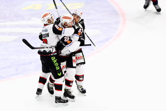 Malmö Redhawks Jens Olsson jublar med bland andra Nichlas