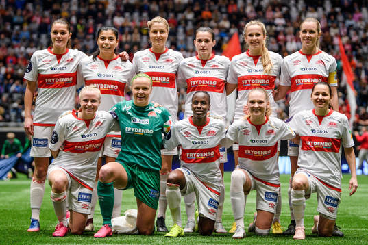 Laila Himle (2nd row), Amanda Perez, Ingrid Marie Karlsen