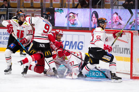 Örebros Tylor Spink och Timrås Jeremy Boyce framför