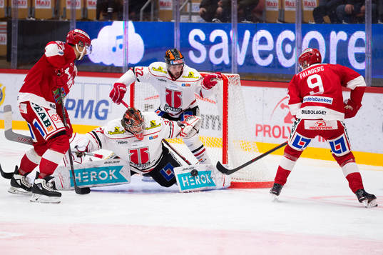 Örebros målvakt Eero Kilpeläinen räddar skott från