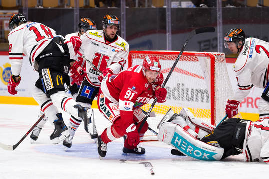 Timrås Filip Hållander jublar