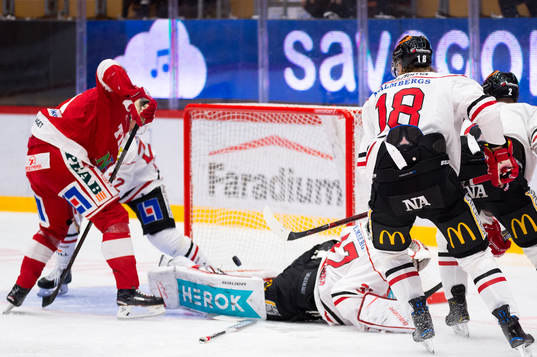 Timrås Filip Hållander gör 1-1