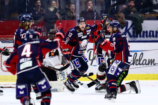 Linköpings Andrew Gordon jublar med Derek Roy