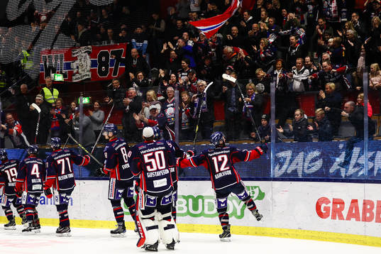 Linköpings spelare och supportar jublar eter