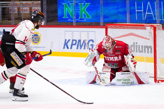 Timrås målvakt Niklas Svedberg räddar