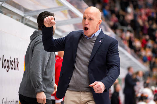 Timrås tränare Fredrik Andersson jublar