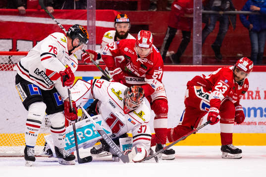 Timrås Anton Wedin och Jeremy Boyce oroar bakom Örebros