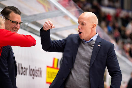 Timrås tränare Fredrik Andersson jublar