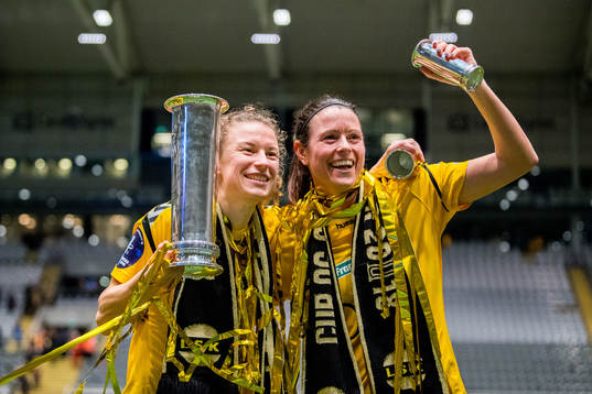 Synne Skinnes Hansen and Isabell Bachor of LSK Kvinner