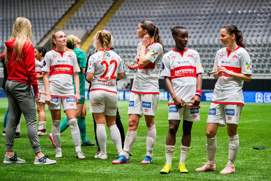 Kennya Cordner and Marije Brummel of Sandviken look dejected