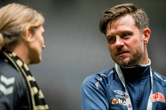 Alexander Straus, head coach of Sandviken, talks to Hege