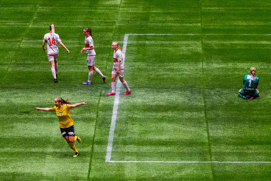 Guro Reiten of LSK Kvinner celebrates scoring the 1-0 goal