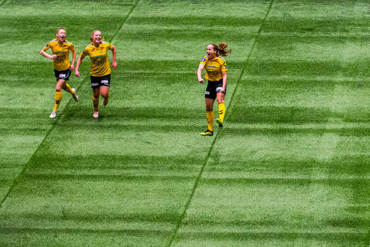 Guro Reiten of LSK Kvinner celebrates with teammates Synne