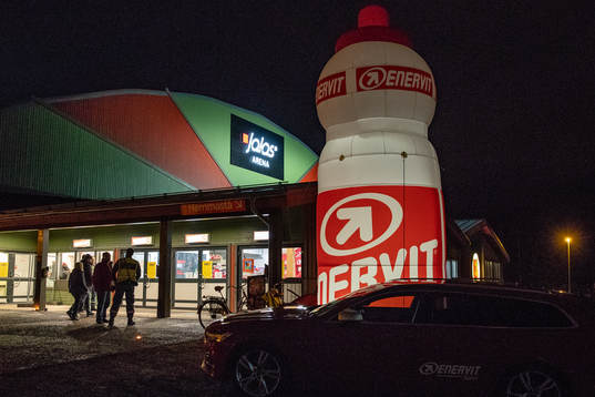 Kvällens huvudsponsor Enervit utanför Jalas Arena