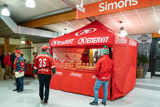 Kvällens huvudsponsor Enervit inne i Jalas Arena