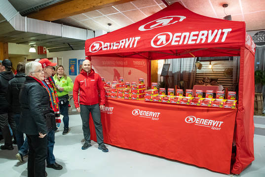 Kvällens huvudsponsor Enervit inne i Jalas Arena