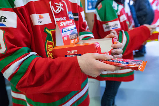 Kvällens huvudsponsor Enervit delar ut protein bars inne i