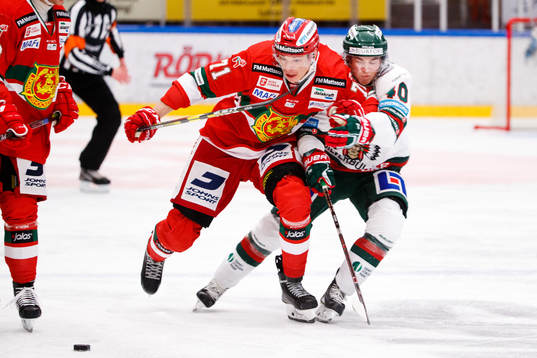 Moras Marek Daloga och Frölundas Joel Mustonen