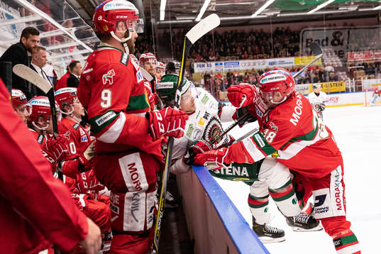 Moras Adam Massuhr tacklar Frölundas Mats Rosseli Olsen