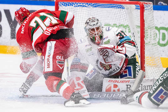 Moras Marek Daloga och Frölundas målvakt Johan Gustafsson