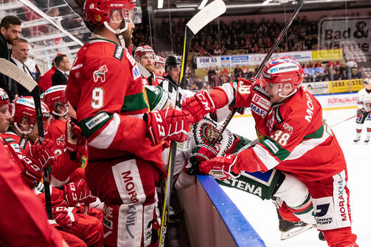 Moras Adam Massuhr tacklar Frölundas Mats Rosseli Olsen