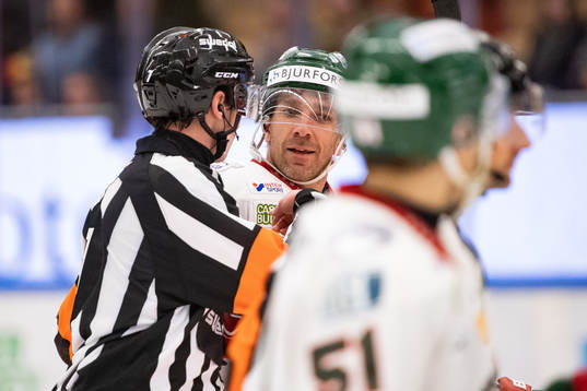 Domare Christoffer Holm och Frölundas Joel Lundqvist