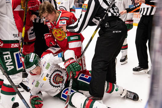 Frölundas Max Friberg och Moras Erlend Lesund  i fight