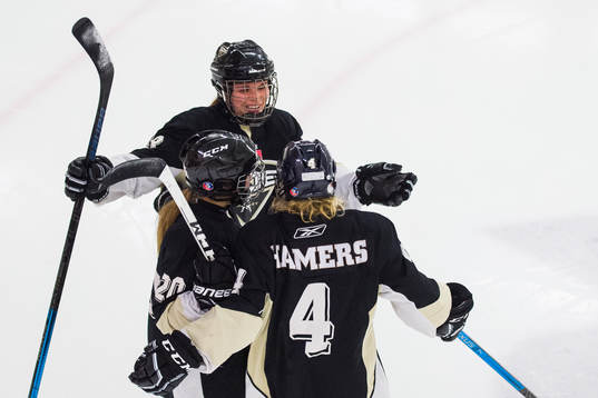 s Kayleigh Hamers jublar med lagkamrater