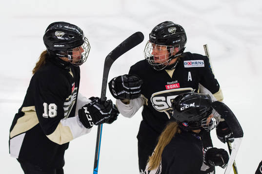 s Kayleigh Hamers jublar med lagkamrater