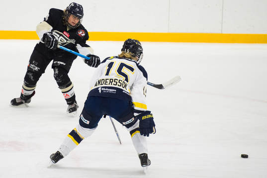 s Kayleigh Hamers och HV71:s Linnea Andersson