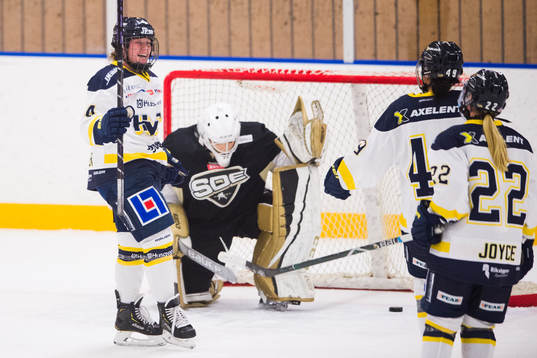 s Claudia Kepler jublar med lagkamrater