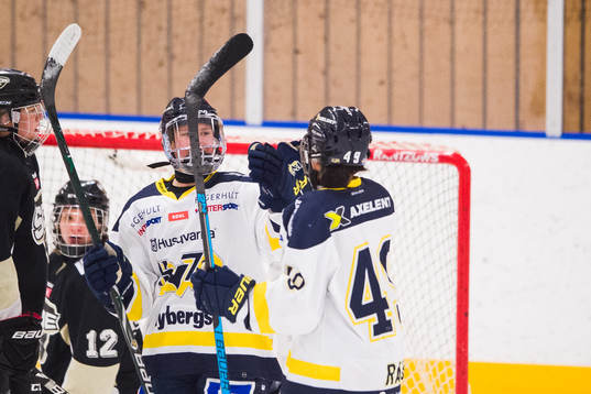 s Alexis Joyce jublar med lagkamrat Fanny Rask