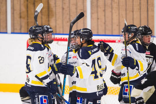 s Alexis Joyce jublar med lagkamrater