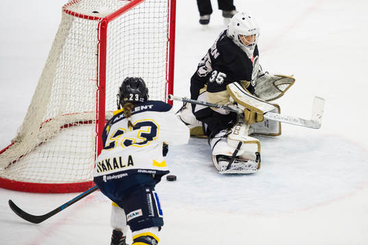 s målvakt Sofia Reideborn och HV71:s Sanni Hakala