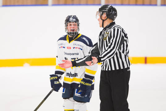 s Thea Johansson reagerar på ett domslut