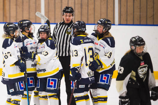 s Riikka Välilä jublar med lagkamrater
