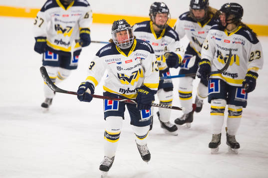 s Riikka Välilä jublar med lagkamrater
